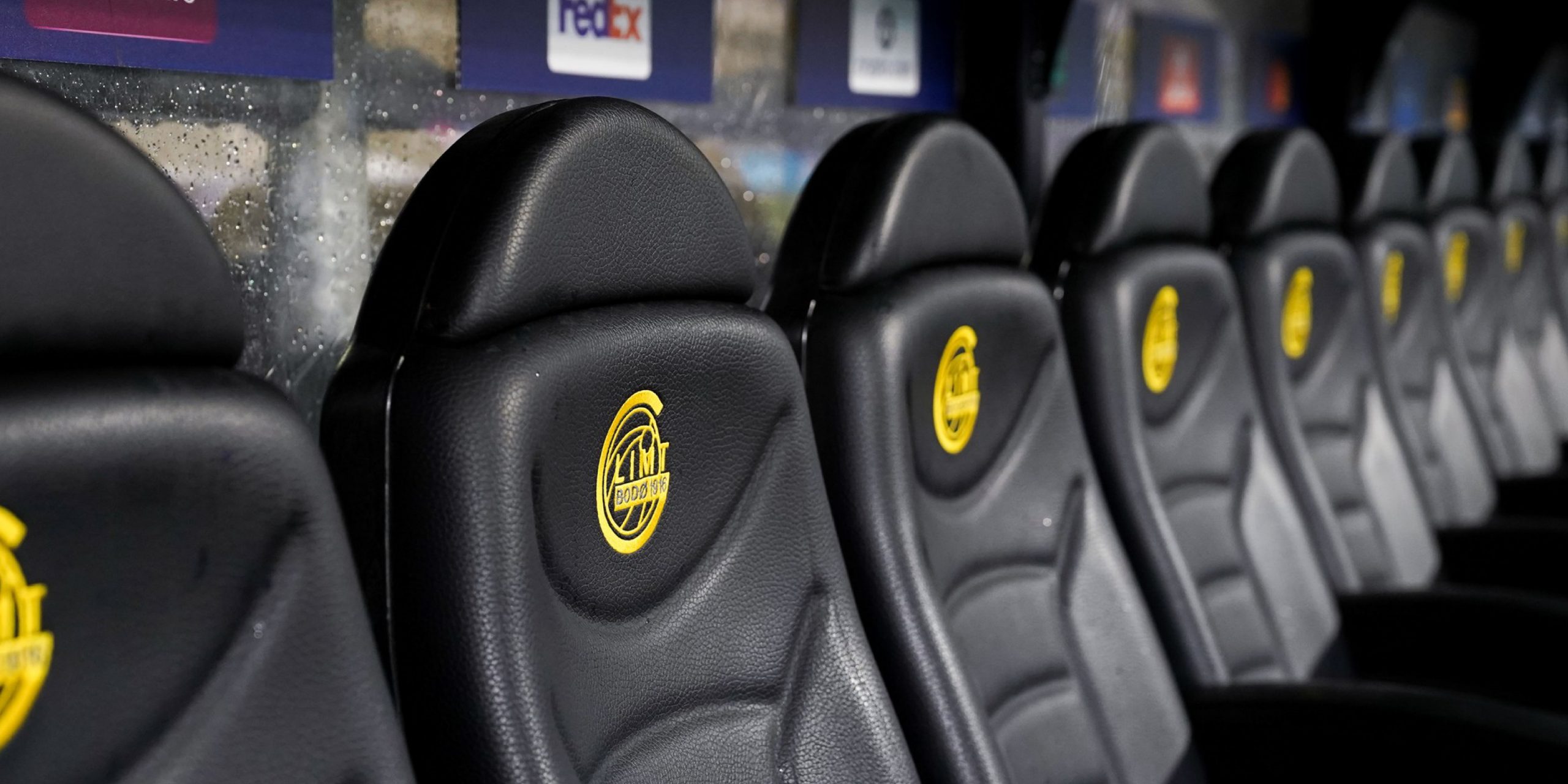 Asientos premium Montreal V07 de Euro Seating para banquillos de clubes profesionales.